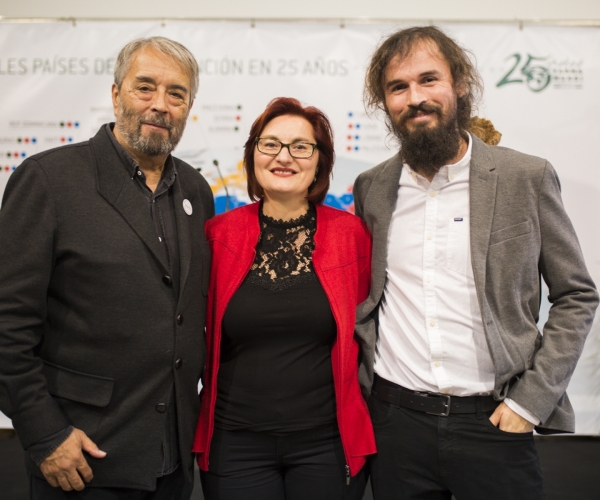 El presidente de la Plataforma de Afectados por Hepatitis C (PLAFHC), Damián Caballero, la responsable de Comunicación y Marketing en Farmamundi, Yolanda Ansón, y el responsable de Educación para el Desarrollo, David Turró.