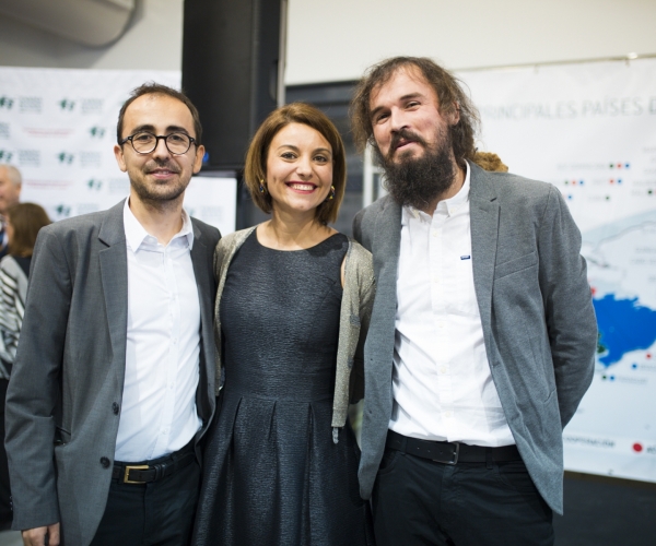 El técnico de Proyectos de Cooperación en Farmamundi, Albert Vañó, junto a los compañeros de Farmamundi Susana Albert y David Turró.