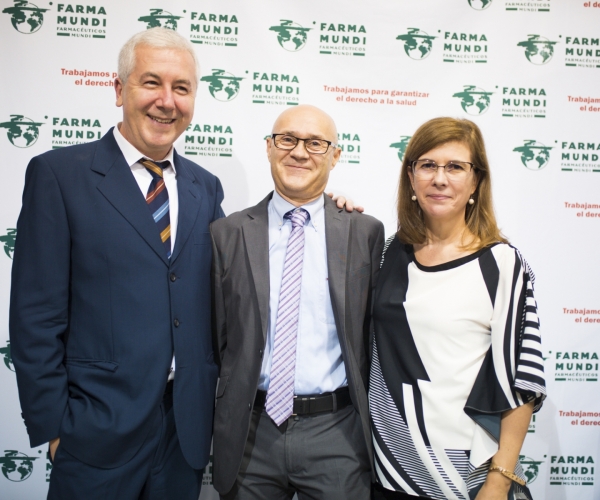 Antonio Bugeda y Mª José Ruiz, junto al decano de la Facultad de Farmacia de la Universitat de València, Juan Carlos Moltó.