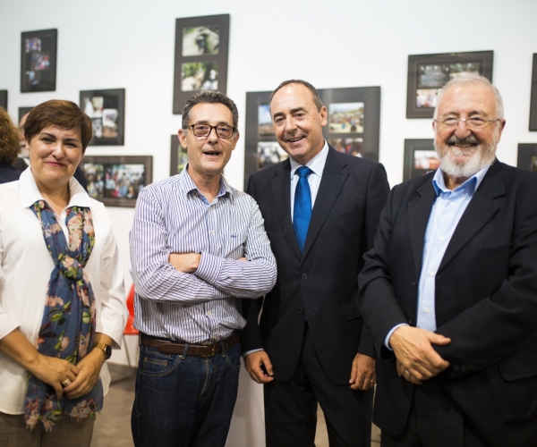 Mónica Arego, de Caixa Popular, el técnico de Farmamundi, Rafael Mauri, el director del Departamento de Negocio-Marketing de Caixa Popular, José María Company, y el presidente de Novaterra, Francisco Cobacho.