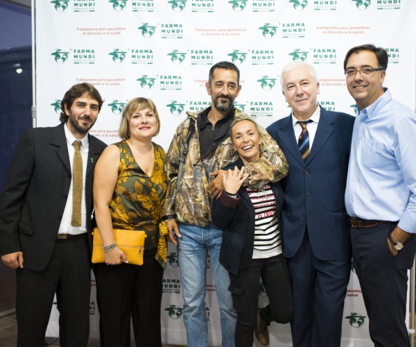 Foto de equipo junto a la Fundación Cavadas.