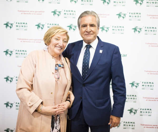 La doctora Anna Lluch y el farmacéutico José Luis Daroqui.