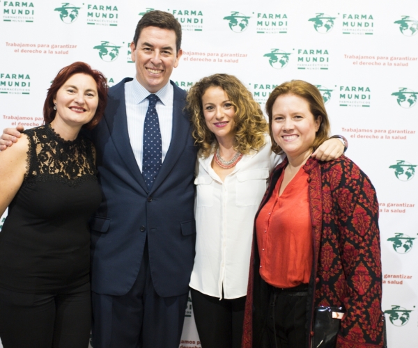 El vicepresidente del COF Madrid, Manuel Martínez del Peral, junto a parte del equipo de Farmamundi.