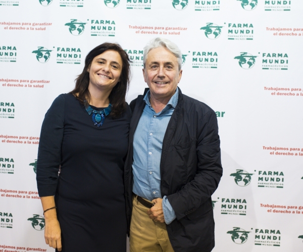 Matilde García, vicepresidenta de ASPROFA, junto a el primer presidente de Farmamundi, Paco Clemente.