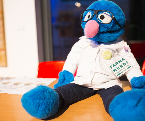 Boticoco, el peluche que ayuda a recaudar fondos para Farmamundi, a través de las farmacias. En RRSS, síguelo en #Boticocco y #BoticocoOnTour.