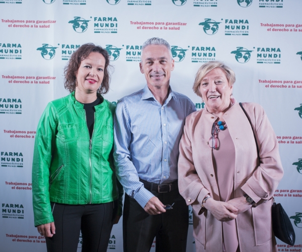 Leire Pajín, José Manuel Ventura y la oncóloga valenciana y miembro de la Cátedra Farmamundi, Anna Lluch.