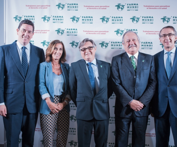 El vicepresidente del COF de Madrid, Manuel Martínez del Peral, junto a Cristina Tiemblo, Ricard Troiano, Michel Catapodis y Enrique Ordieres.