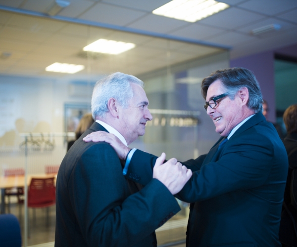 El expresidente de Farmamundi, Jesús Bellver,  y el presidente actual de la ONG, Ricard Troiano.