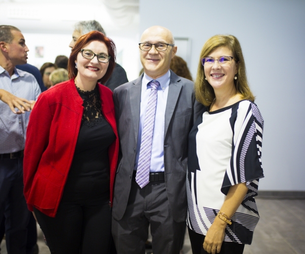 La responsable del área de Comunicación y Marketing de Farmamundi, Yolanda Ansón, el decano de la Facultad de Farmacia, Juan Carlos Moltó, y la miembro de Junta de Farmamundi y catedrática de Toxicología, Mª José Ruiz.