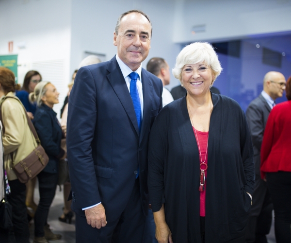 El director del Departamento de Negocio-Marketing de Caixa Popular, José María Company y  la directora general de Cooperación de la Generalitat Valenciana, Antonia Moreno.