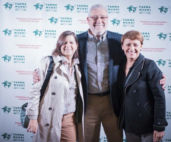 Las farmacéuticas Nuria Pérez y Ana Albareda, junto al empresario Antonio Creixell.