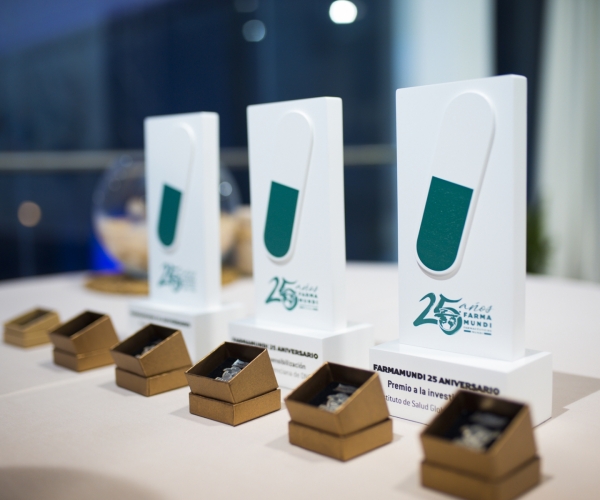 Premios 25 años Farmamundi e insignias de Farmamundi para los ex presidentes.