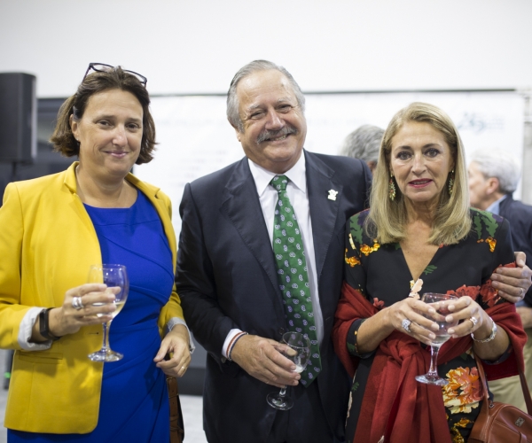 La directora del Liceo Francés de Bilbao, Magdalena Solabarrieta, junto al vicepresidente de Farmamundi, Michel Catapodis, y la informática  Patricia Elorriaga.