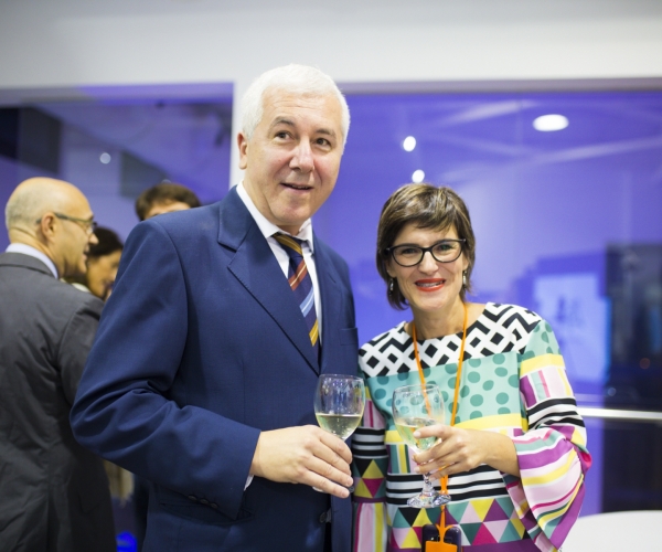 El ex responsable del Área Logística Humanitaria y director de los Laboratorios Rida , Antonio Bugeda, y la técnica de Marketing en Farmamundi, Rosa María García.