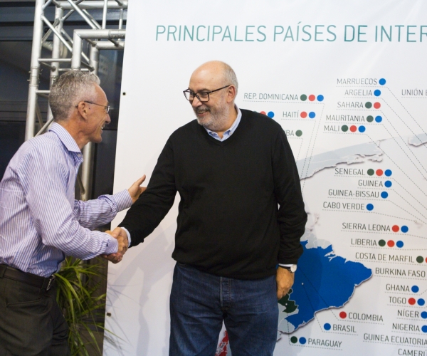 Manuel Alcaraz, recibiendo al director general de Farmacia y Productos Sanitarios, José Manuel Ventura.