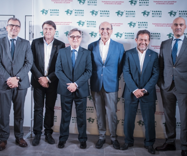 El presidente del COF de Barcelona, Joan Calduch; el presidente del COF de Lleida, Josep Aiguablella; el presidente de Farmamundi, Ricard Troiano; el delegado de Farmamundi en Cataluña y miembro de la Junta Rectora, Joan Duran; presidente del COF de Tarragona, Joaquin Nolla, y el presidente del COF de Castellón, Sergio Marco.