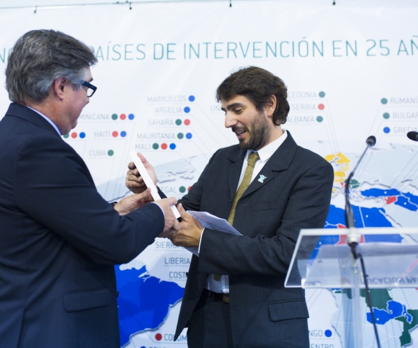 El director general de Farmamundi, Joan Peris, recogió el Premio 25 años Farmamundi a la Sensibilización, en nombre de la Coordinadora Valenciana de ONGD, que no pudo asistir al acto.