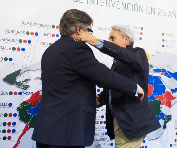El primer presidente de Farmamundi, Paco Clemente, recoge la insignia de plata conmemorativo de manos de Ricard Troiano.