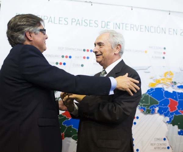 El  ex presidente de Farmamundi, Jesús Bellver, recoge el pin de plata conmemorativo de manos de Ricard Troiano.
