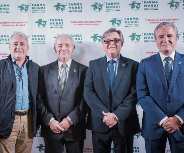 Los expresidentes de Farmamundi y farmacéuticos Paco Clemente, Jesús Bellver, y José Luis Daroqui, acompañados por Ricard Troiano.