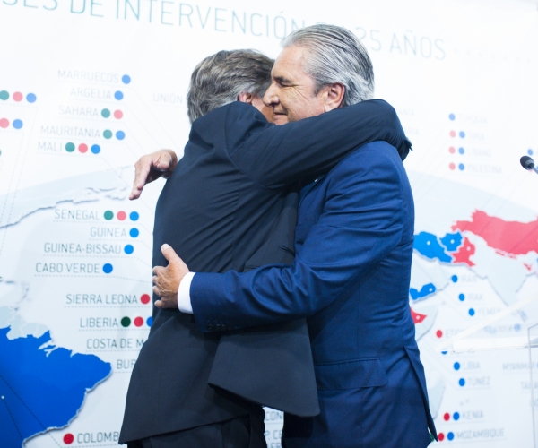 El  ex presidente de Farmamundi, José Luis Daroqui, recoge el pin de plata conmemorativo de manos de Ricard Troiano.