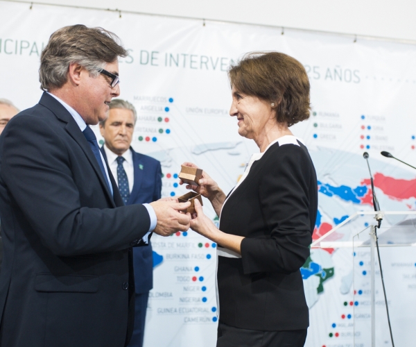 La delegada de Farmamundi en la Comunidad Valenciana, Carmen Luisa Trullenque, recogió las insignias de plata en nombre de las expresidentas, Mavira Comín y Paloma Navarro, que no pudieron asistir al evento.
