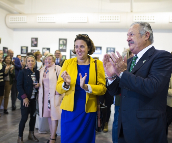 La directora del Liceo Francés de Bilbao, Magdalena Solabarrieta, y el vicepresidente de Farmamundi, Michel Catapodis.