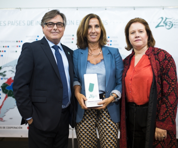 Ricard Troiano, Cristina Tiemblo y la delegada de Farmamundi en Madrid y miembro de Junta, Carmen Mijimolle.
