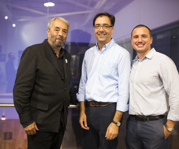 El Presidente de la Plataforma de Afectados por Hepatitis C (PLAFHC), Damián Caballero, el técnico del Área Logísitica Humanitaria de Farmamundi (ALH), Jorge Gandía, y el responsable del ALH, Guillermo López.