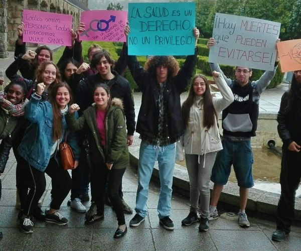 Estudiantes de Trabajo Social se manifiestan pidiendo el acceso universal a la salud, teniendo en cuenta la interculturalidad y la equidad de género.  Más de 400 millones de personas no tienen acceso a los servicios básicos de salud, siendo las mujeres las más perjudicadas en los países más pobres, según Manos Unidas.  Yazmin Tejerina, 28 de marzo de 2018, Universidad Laboral de Gijón.