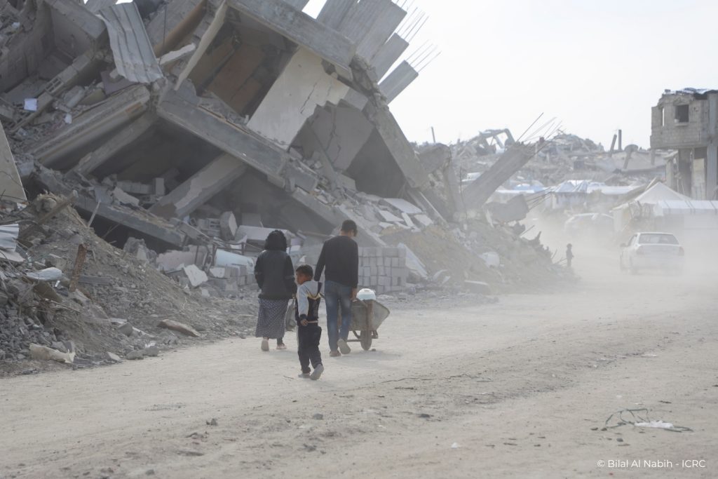 El acuerdo incluye una retirada gradual del ejército israelí, la liberación de rehenes y prisioneros palestinos, y la entrada supervisada de ayuda humanitaria.