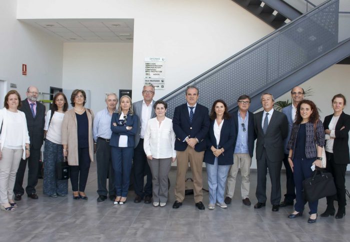 El Comité Directivo del Consejo General de Farmacéuticos visita la sede de Farmamundi en Valencia