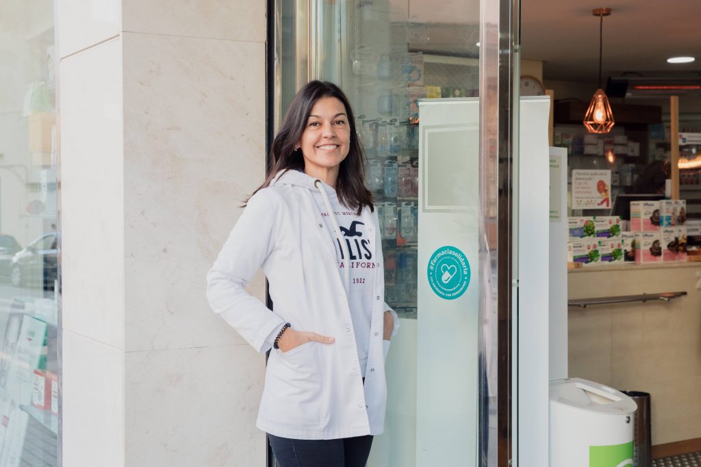 farmacéutica y sello solidario