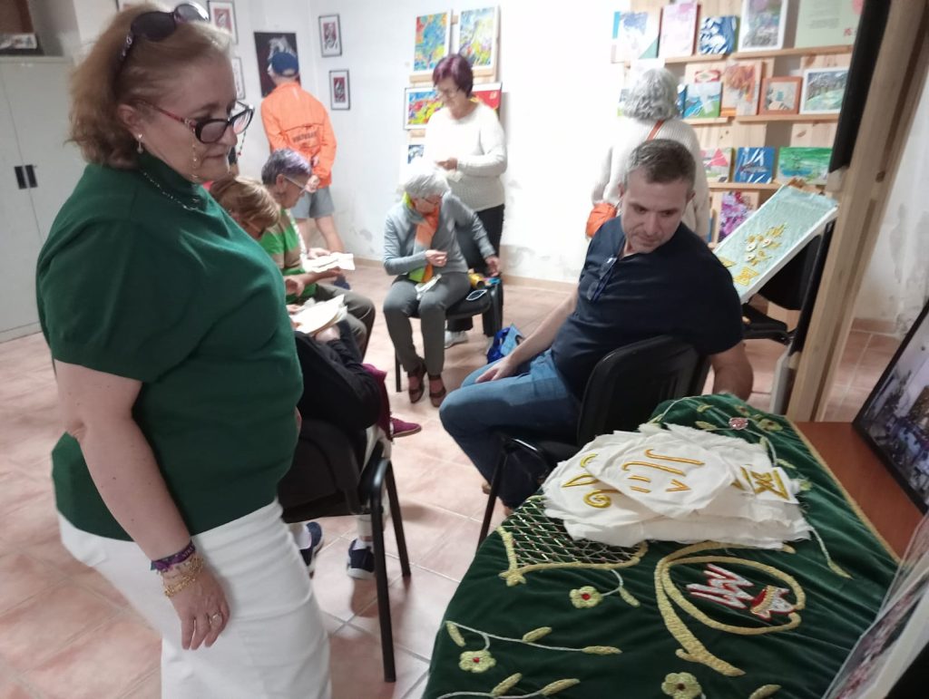 Taller de bordado comunitario en la Cofradía el Santerón de Vallanca, uno de los activos identificados en el Vademécum