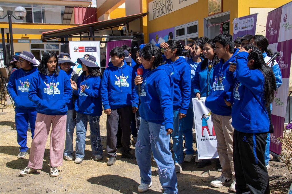 jóvenes inaugurando el centro