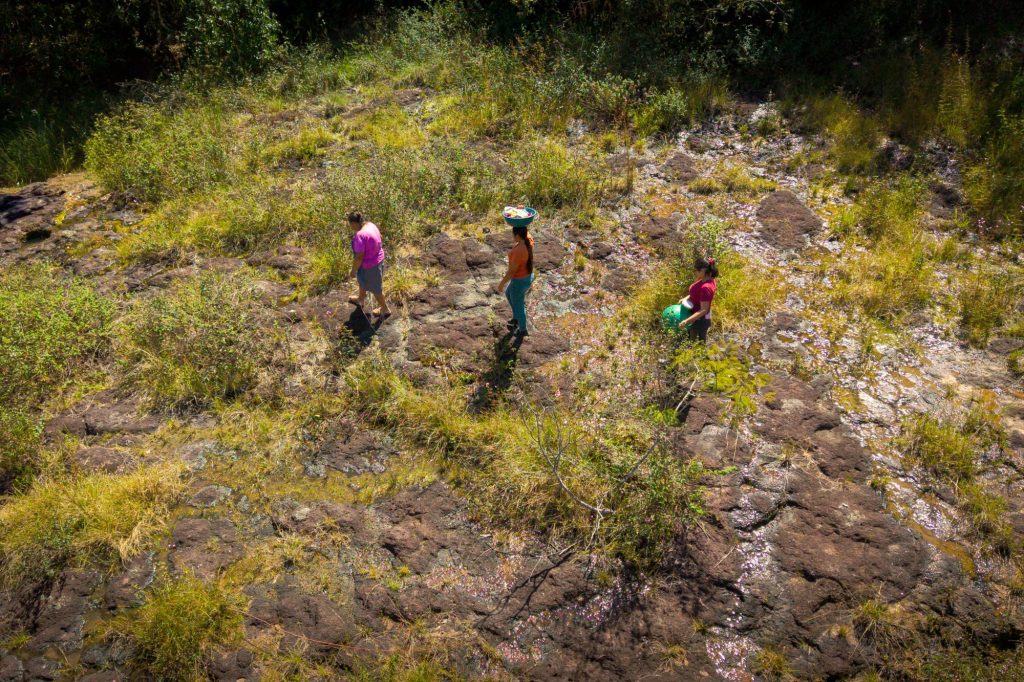 En comunidades como Casa Blanca dedican horas al día a conseguir agua, una situación que afecta a la salud, la educación y la igualdad de género.