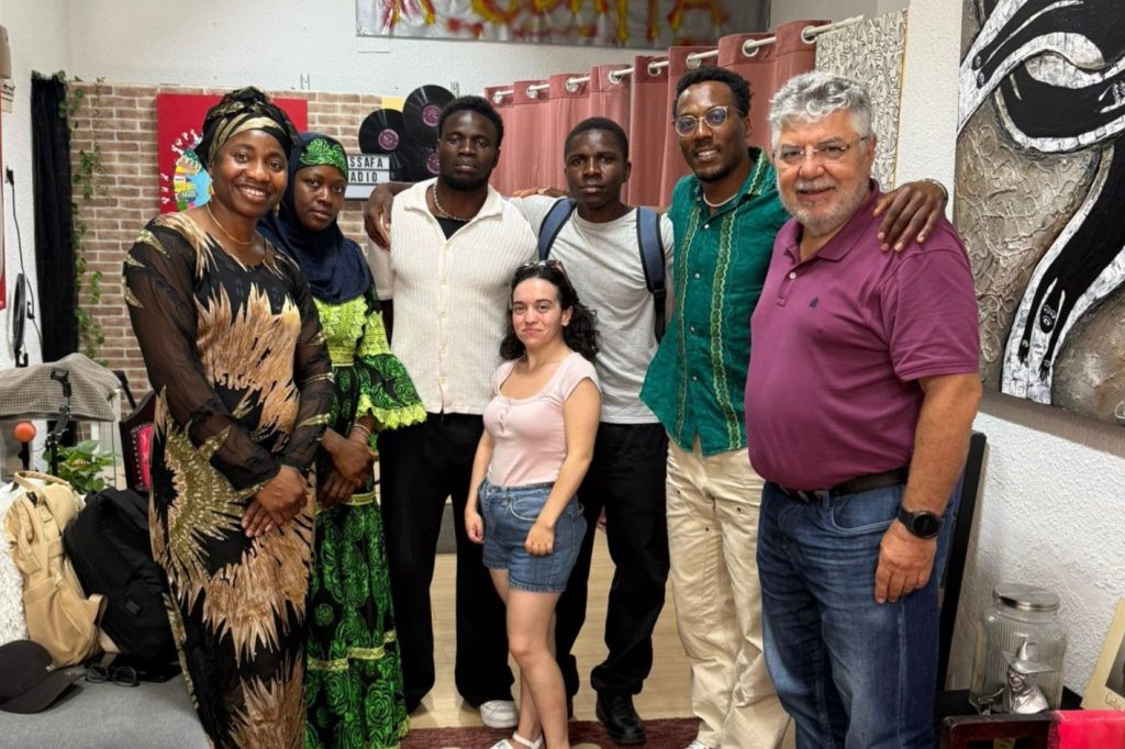 Farmamundi y Red Aminata impulsan junto a ACICOM un programa de radio con hombres migrantes formados para prevenir la mutilación genital femenina.