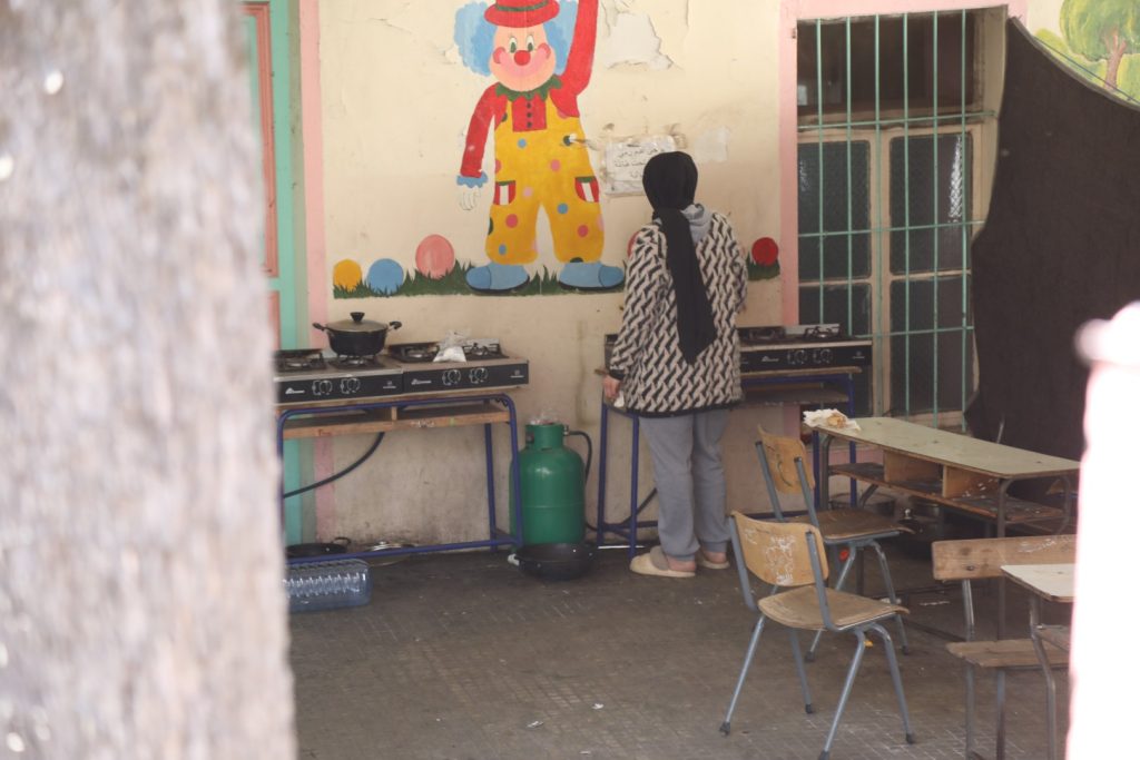 Las escuelas secundarias en Líbano, como la de Aley, se han convertido en refugios improvisados, pero carecen de condiciones apropiadas