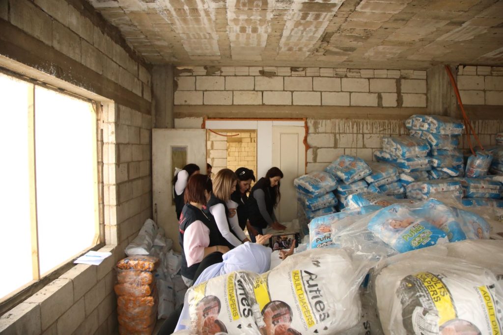 Voluntarias de UPW en Líbano se encargan de preparar los kits para las personas desplazadas, según los listados recibidos de los centros.
