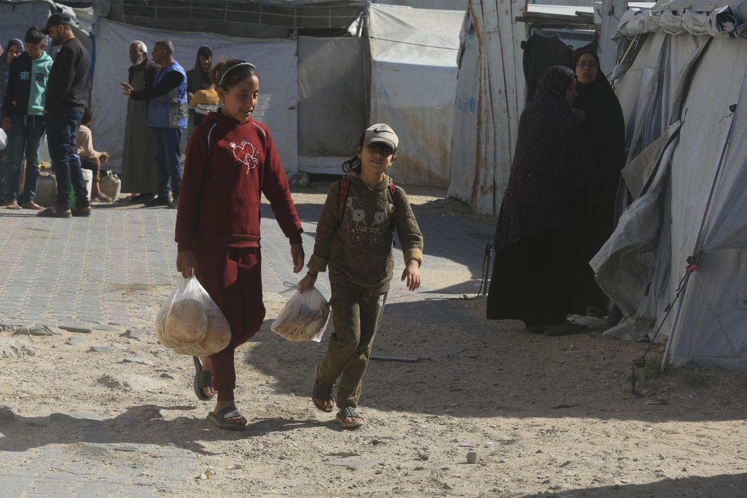 Sobrevivir en Gaza: alimentos para familias atrapadas entre el hambre y la violencia