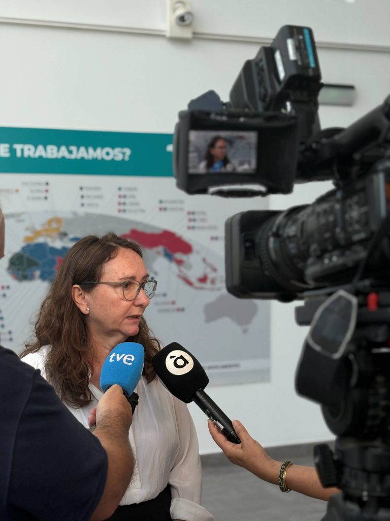 SARA ATENDIENDO A LOS MEDIOS