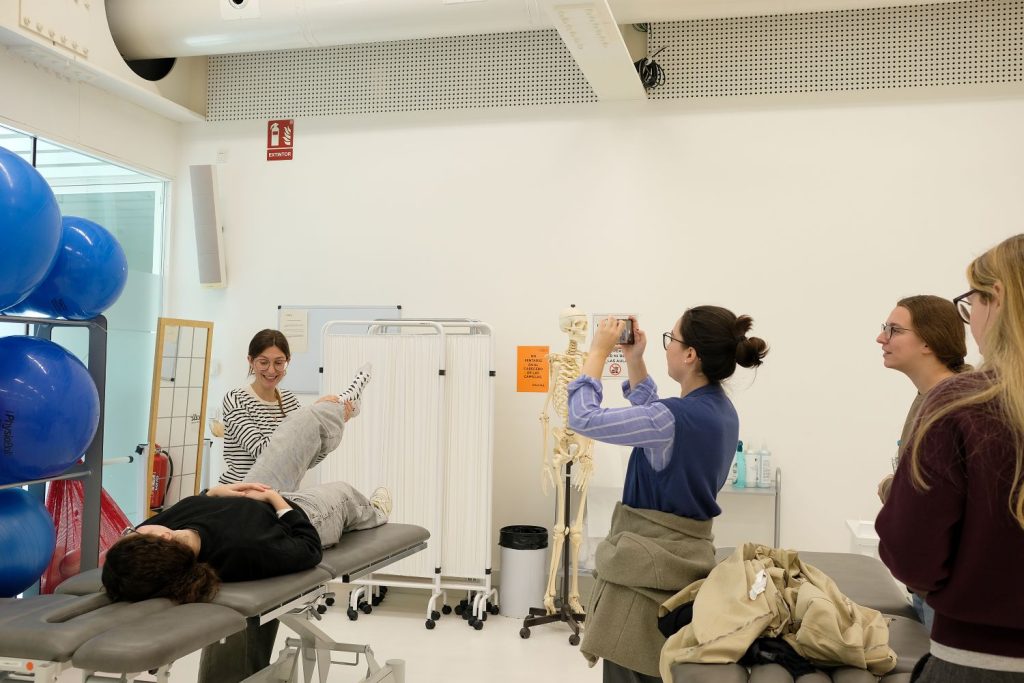 Estudiantes de Farmacia y Comunicación Audiovisual de la Universidad San Jorge crean vídeos, podcast y un fanzine para acercar a la ciudadanía las desigualdades en el acceso a los medicamentos.